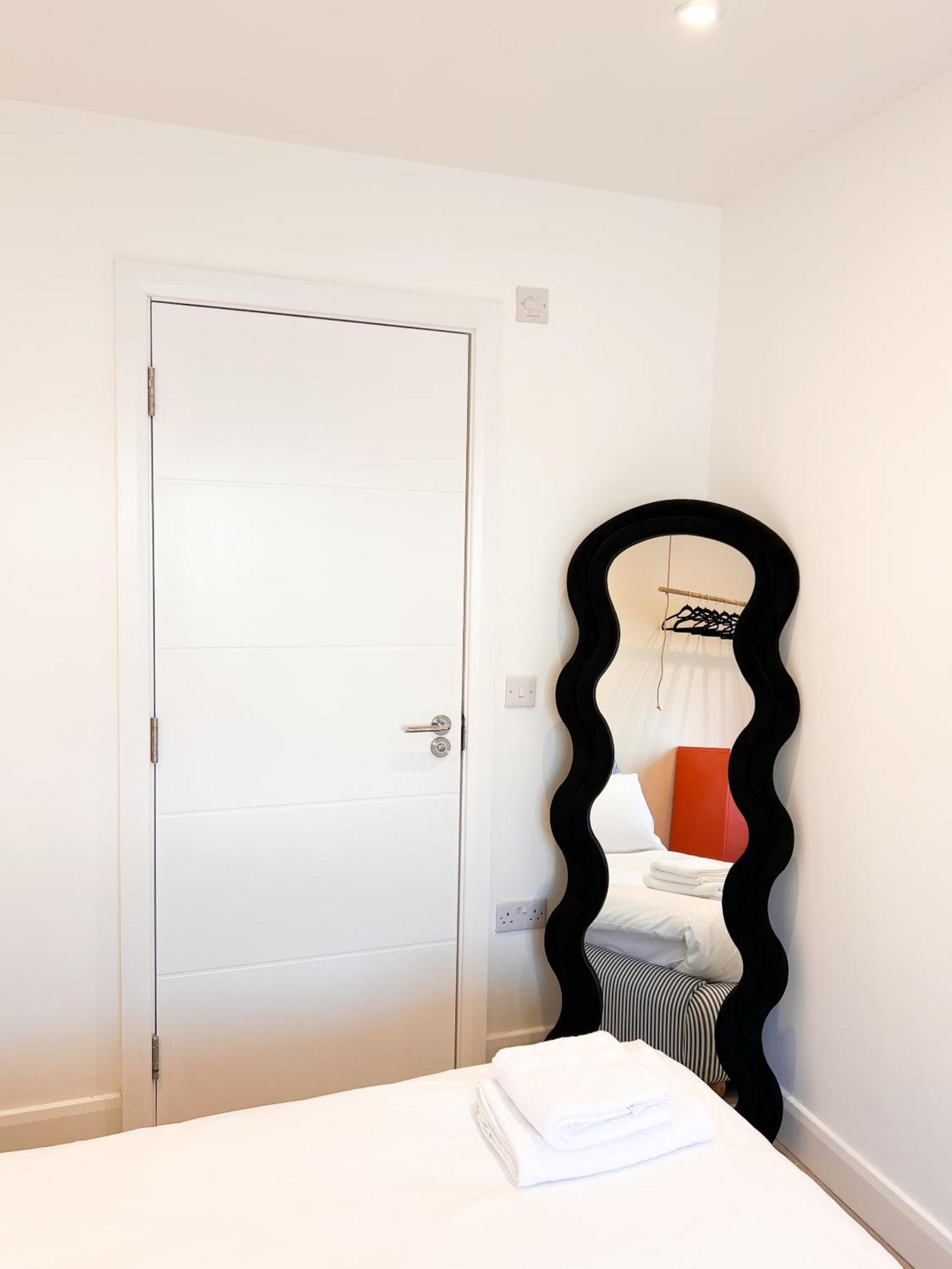 Zozy Clitterhouse Hotel London Room photo
